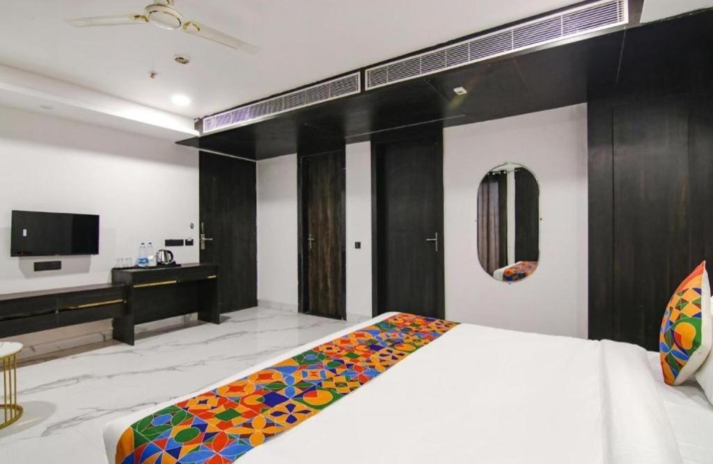 Hotel Grey Sky New Delhi Bagian luar foto